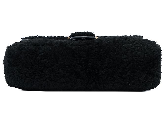 Borsa a tracolla Gucci GG Marmont Matelassé in shearling nera Medium - vista 3