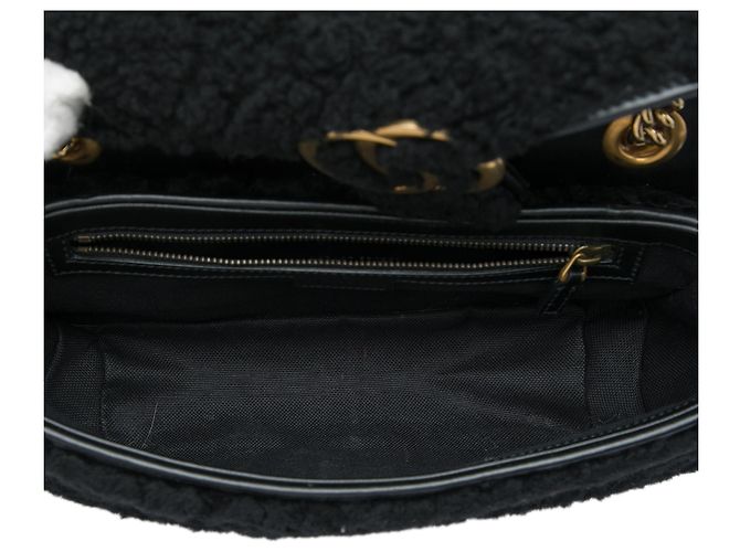 Borsa a tracolla Gucci GG Marmont Matelassé in shearling nera Medium - vista 4