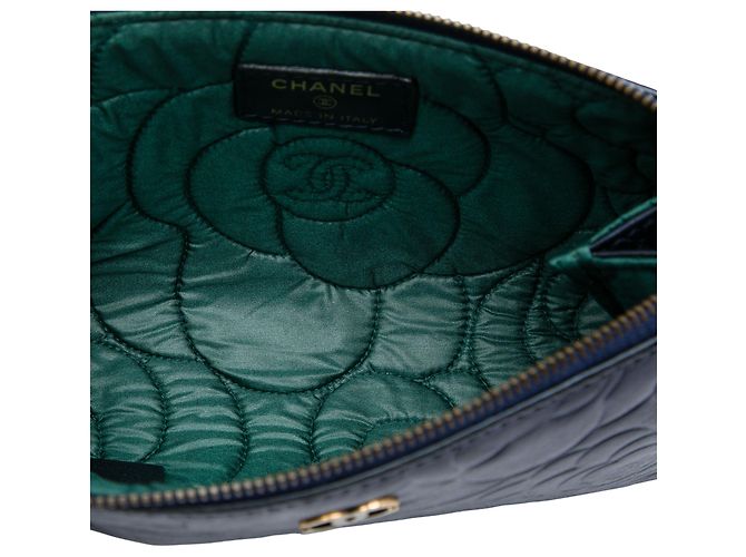 Pouch Chanel Blue CC Embossed Lambskin Camellia - vista 4