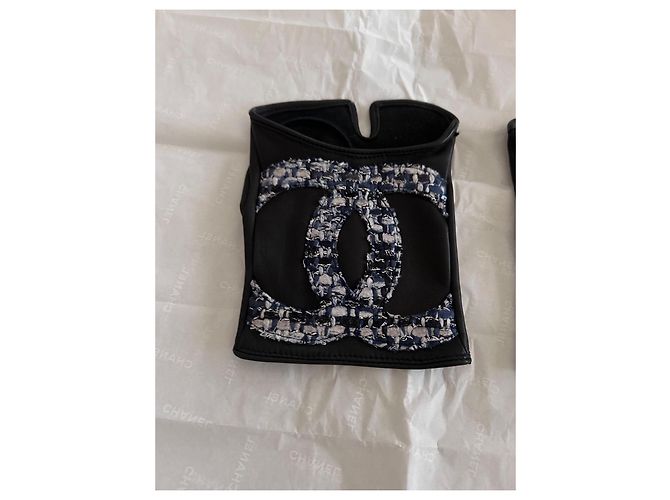 Guanti senza dita Chanel in pelle e tweed nero e blu - vista 2