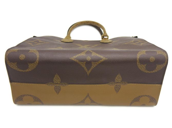 Borsa Tote Louis Vuitton OnTheGo MM Giant Monogram Reverse - vista 3
