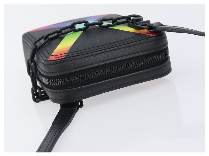 LOUIS VUITTON Bolsa Messenger Danube Rainbow Taiga Preta M30332 LV Auth 208555M - Jerrillo - vista 6