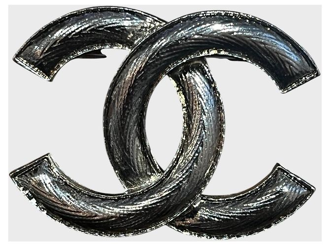 Chanel CC Brosche aus schwarzem Ruthenium Metall - Ansicht 2