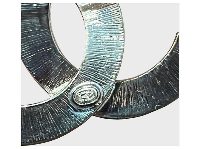 Chanel CC Brosche aus schwarzem Ruthenium Metall - Ansicht 4