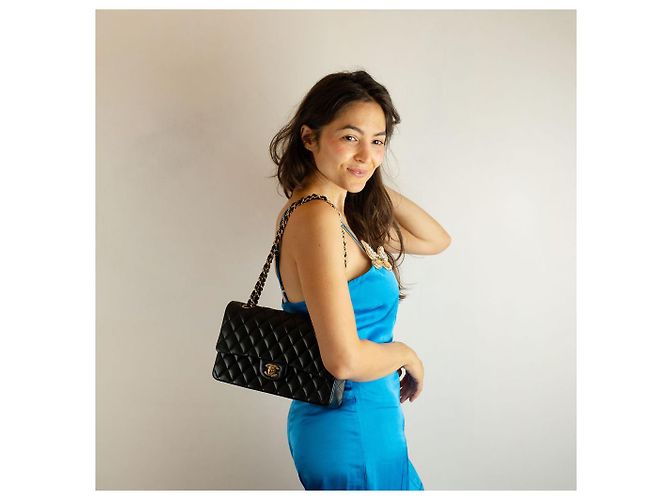 Chanel Borsa a tracolla Classic Double Flap Medium in pelle matelassè Nera - vista 2