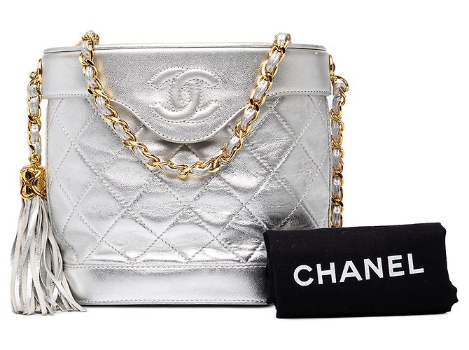 Silberne Chanel CC gesteppte Metallic-Lammleder Binocular Bag mit Quasten - Ansicht 10