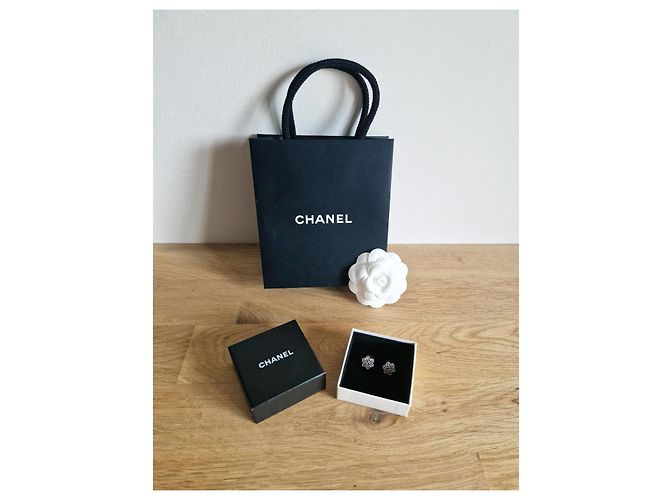 Boucles d'oreilles Chanel Flocons de Neige CC en métal argenté - vue 2