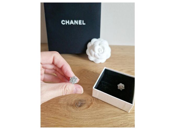 Boucles d'oreilles Chanel Flocons de Neige CC en métal argenté - vue 3