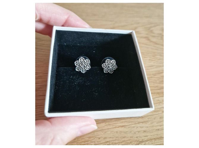 Boucles d'oreilles Chanel Flocons de Neige CC en métal argenté - vue 4