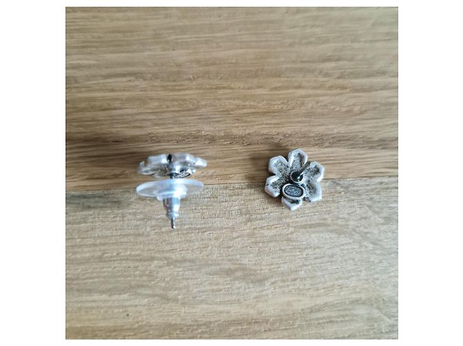 Boucles d'oreilles Chanel Flocons de Neige CC en métal argenté - vue 5