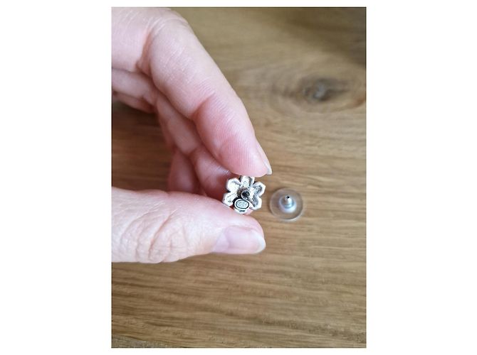 Boucles d'oreilles Chanel Flocons de Neige CC en métal argenté - vue 7