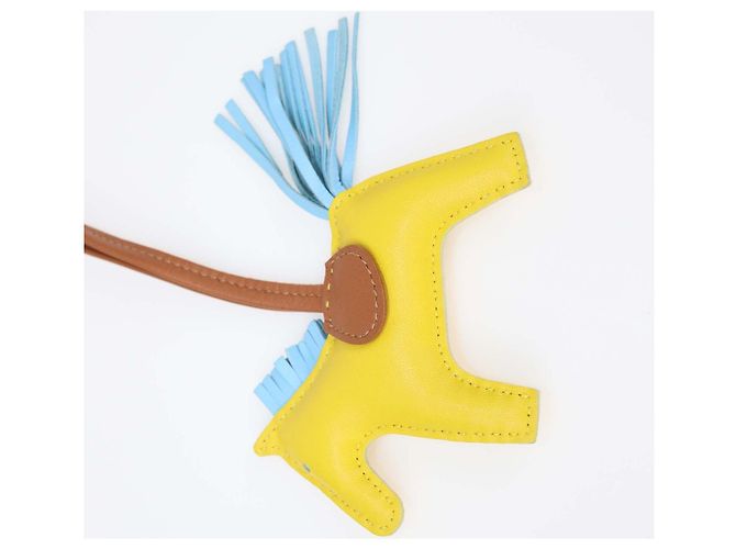 Hermès Porte-clé Grigri Rodeo en cuir Jaune et Marron PM - vue 3