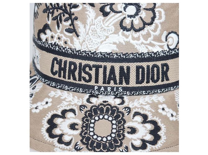 Christian Dior D-Bobby Bucket Hat aus bestickter Canvas in Beige - Ansicht 4