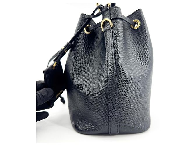 Prada Bolsa Bucket com Alça de Mão em Couro Saffiano Small - vista 3