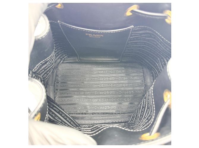 Prada Bolsa Bucket com Alça de Mão em Couro Saffiano Small - vista 5
