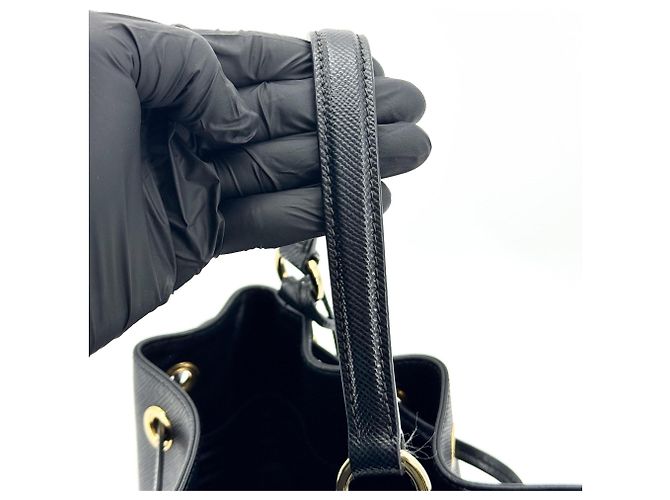 Prada Bolsa Bucket com Alça de Mão em Couro Saffiano Small - vista 6