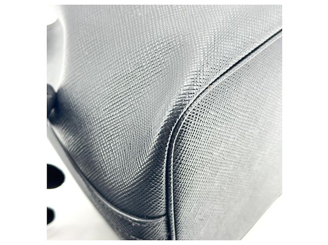 Prada Bolsa Bucket com Alça de Mão em Couro Saffiano Small - vista 7