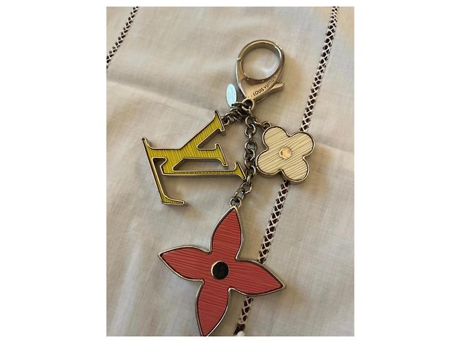 Louis Vuitton Porte-clés Monogram avec breloques fleurs et LV - vue 11