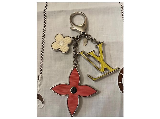 Louis Vuitton Porte-clés Monogram avec breloques fleurs et LV - vue 2