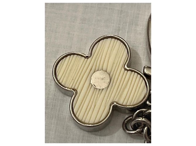 Louis Vuitton Porte-clés Monogram avec breloques fleurs et LV - vue 3
