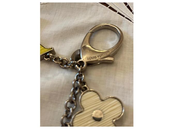 Louis Vuitton Porte-clés Monogram avec breloques fleurs et LV - vue 6