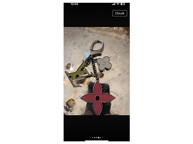 Louis Vuitton Porte-clés Monogram avec breloques fleurs et LV - vue 9
