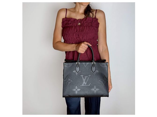 Louis Vuitton Borsa a spalla Onthego MM in pelle di vitello grana Empreinte Giant monogram - vista 3