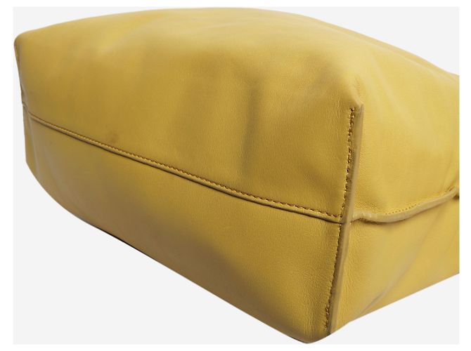 Loewe Clutch Flamenco in pelle nappa gialla - vista 5