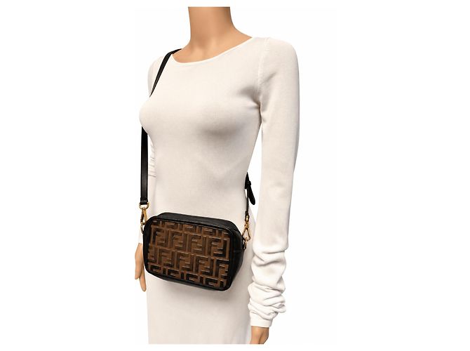 Fendi Mini borsa a tracolla Camera Case in pelle goffrata FF nera e marrone - vista 9