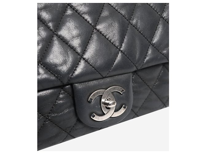 Chanel Borsa a tracolla con patta in pelle matelassé nera 2010 - vista 11