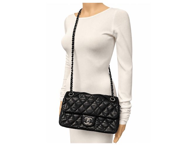 Chanel Borsa a tracolla con patta in pelle matelassé nera 2010 - vista 17