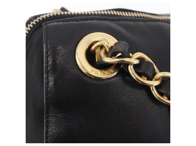 PRADA Schultertasche mit Kette aus Leder Schwarz Gold - Ansicht 17