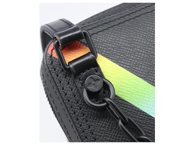 LOUIS VUITTON Sac Messenger Danube Rainbow Taiga Noir M30332 LV - vue 16