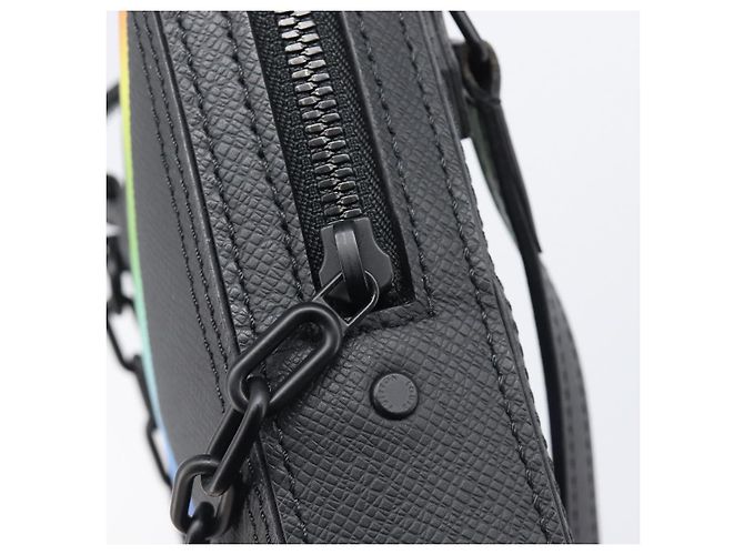 LOUIS VUITTON Sac Messenger Danube Rainbow Taiga Noir M30332 LV - vue 18
