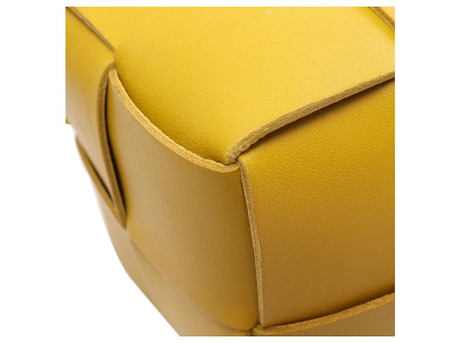 Bottega Veneta Borsa a Secchiello Mini Nappa Maxi Intrecciato Cassette Gialla - vista 8