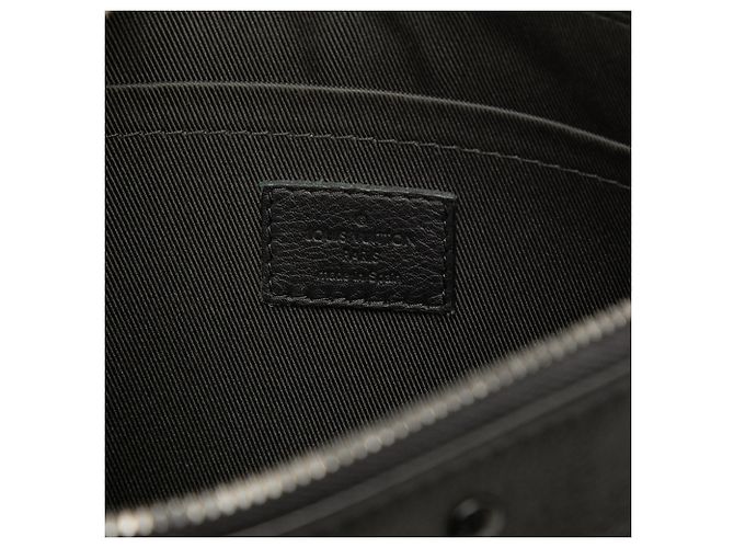 Louis Vuitton Black Monogram Shadow Pochette To Go - vista 5