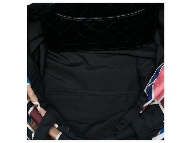 Borsa Shopping Pieghevole Chanel in Nylon Nero Graffiti con Patta Caviar - vista 8