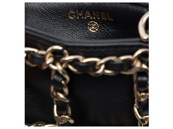 Clutch Chanel Tech Me Out in lambskin nero con catena - vista 5