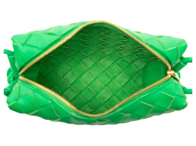Bottega Veneta Mini Borsa Camera Loop Intrecciato in Pelle di Agnello Verde - vista 4