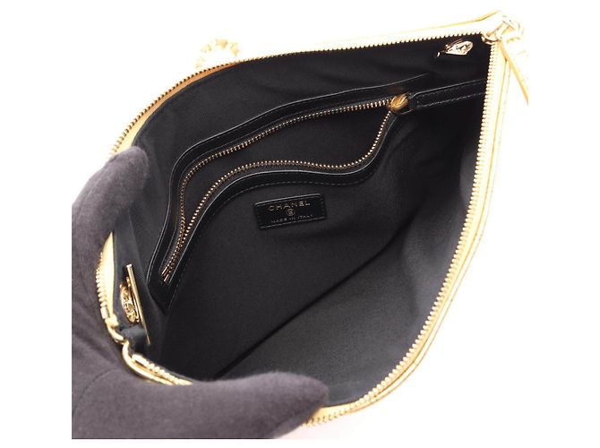 Borsa a tracolla Chanel in pelle di coccodrillo goffrata - vista 3