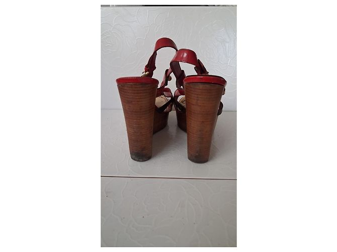 Louis Vuitton Sandali con zeppa in pelle rossa e canvas Monogram - vista 2