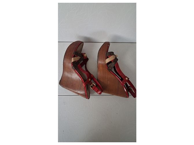 Louis Vuitton Sandali con zeppa in pelle rossa e canvas Monogram - vista 3