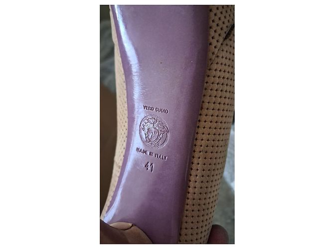 Versace Peep-Toe Pumps aus beigem Leder - Ansicht 5