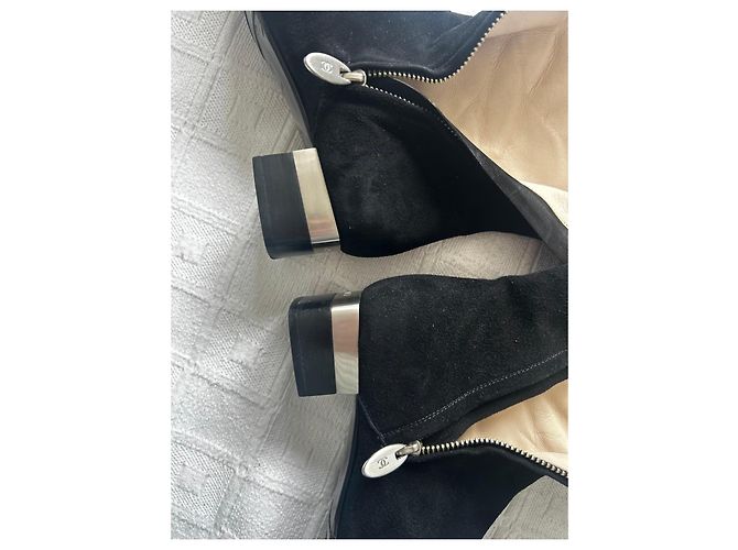 Stivali Chanel in camoscio nero con tacco a blocco - vista 18