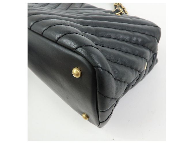 Borsa a tracolla e tote CHANEL in pelle di vitello con cuciture a V e catena, Nero - vista 10