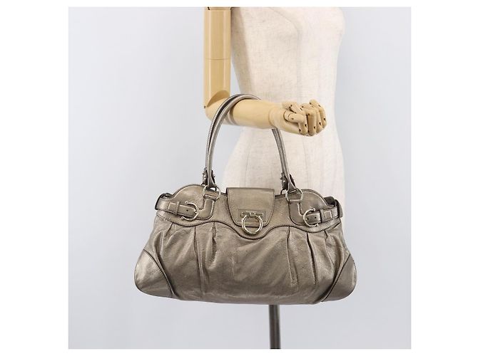 Salvatore Ferragamo Gancini Hand Bag Leather Gold - vista 29