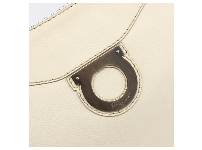 Salvatore Ferragamo Gancini Shoulder Bag Leather Ivory Silver - vista 16