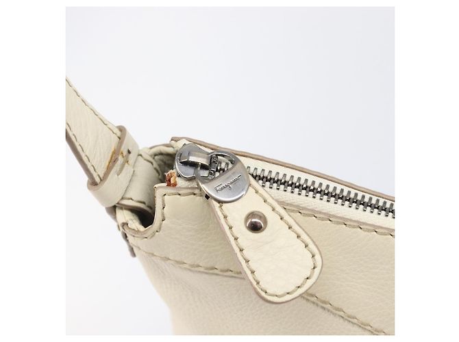 Salvatore Ferragamo Gancini Shoulder Bag Leather Ivory Silver - vista 17