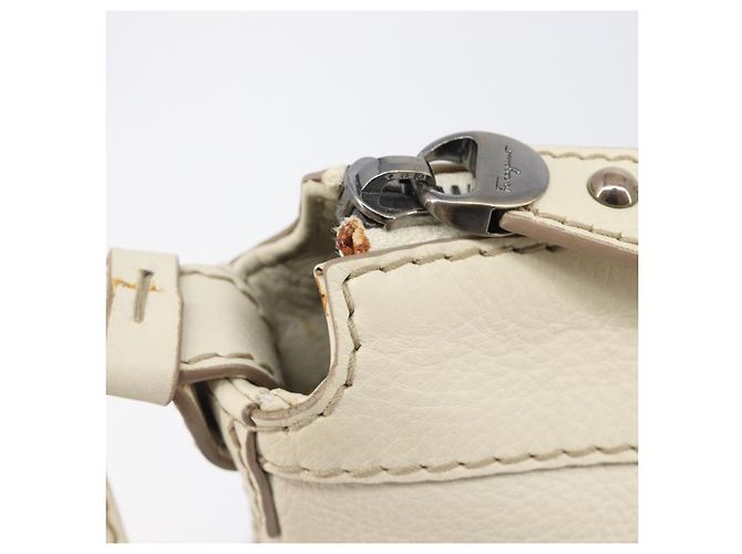 Salvatore Ferragamo Gancini Shoulder Bag Leather Ivory Silver - vista 18