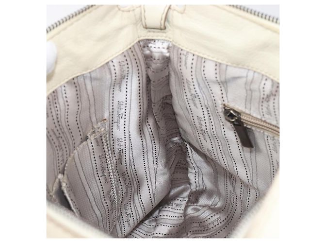 Salvatore Ferragamo Gancini Shoulder Bag Leather Ivory Silver - vista 22